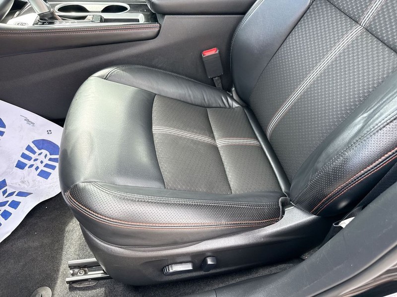 Nissan Altima Vehicle Full-screen Gallery Image 27