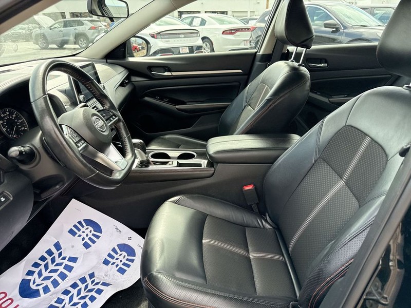 Nissan Altima Vehicle Full-screen Gallery Image 28