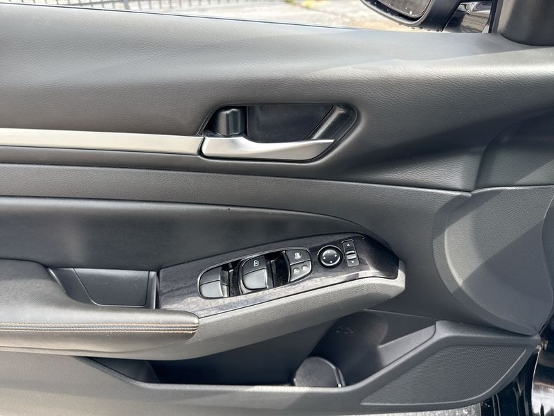 Nissan Altima Vehicle Full-screen Gallery Image 29