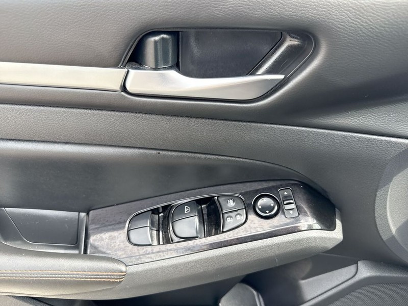 Nissan Altima Vehicle Full-screen Gallery Image 30