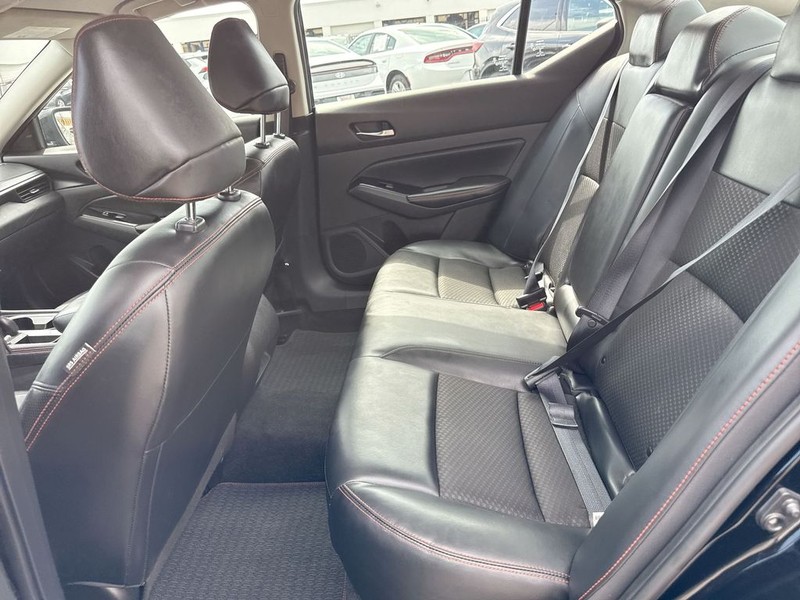 Nissan Altima Vehicle Full-screen Gallery Image 31