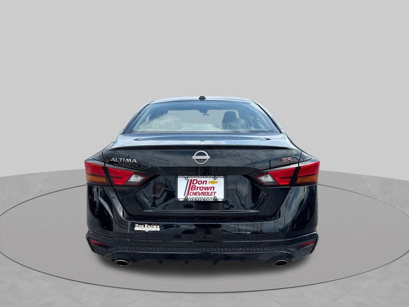 Nissan Altima Vehicle Full-screen Gallery Image 32