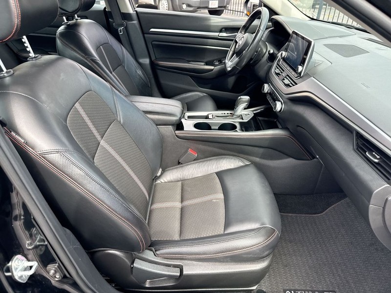 Nissan Altima Vehicle Full-screen Gallery Image 34