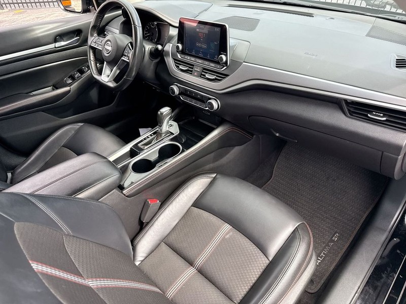 Nissan Altima Vehicle Full-screen Gallery Image 35