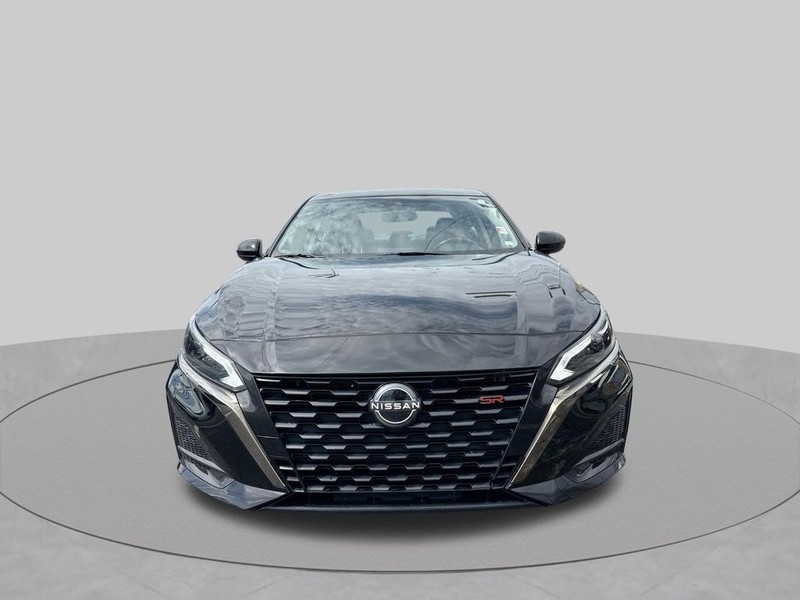 Nissan Altima Vehicle Full-screen Gallery Image 36
