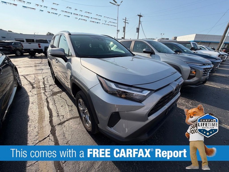 Toyota RAV4 Vehicle Full-screen Gallery Image 3