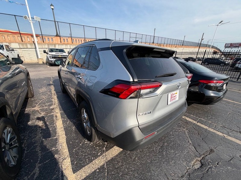 Toyota RAV4 Vehicle Full-screen Gallery Image 4