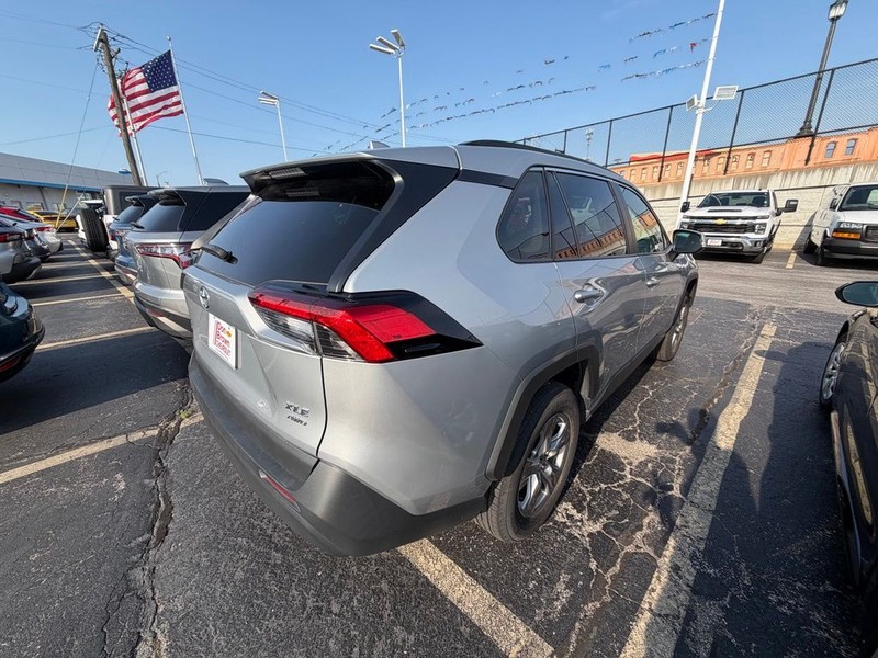 Toyota RAV4 Vehicle Full-screen Gallery Image 6