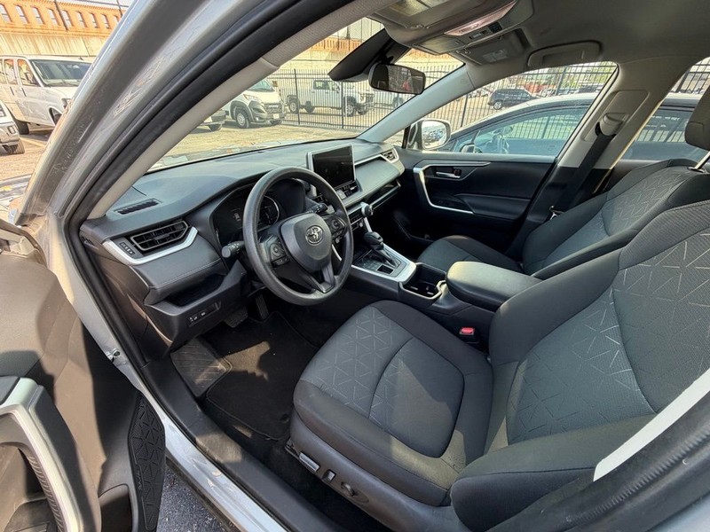 Toyota RAV4 Vehicle Full-screen Gallery Image 7