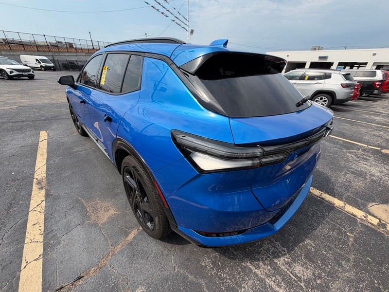 Chevrolet Equinox EV Vehicle Full-screen Gallery Image 4