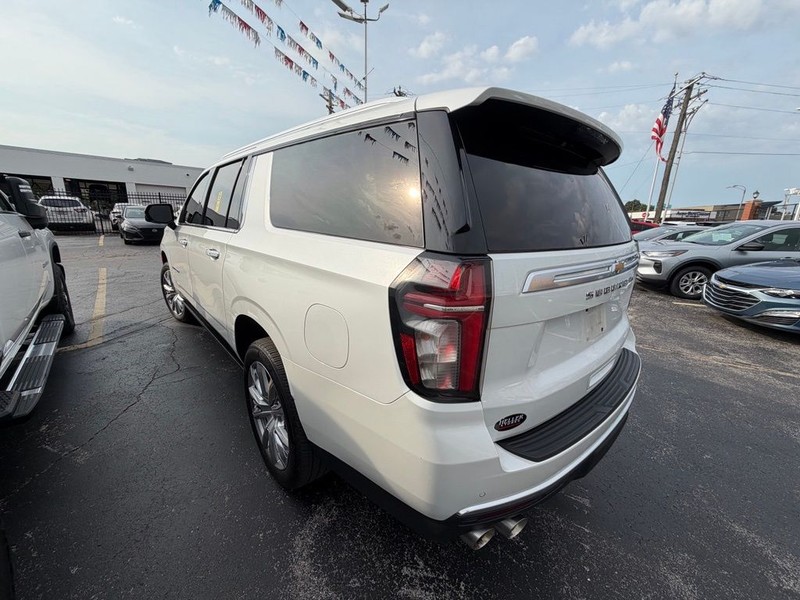 Chevrolet Suburban Vehicle Full-screen Gallery Image 4