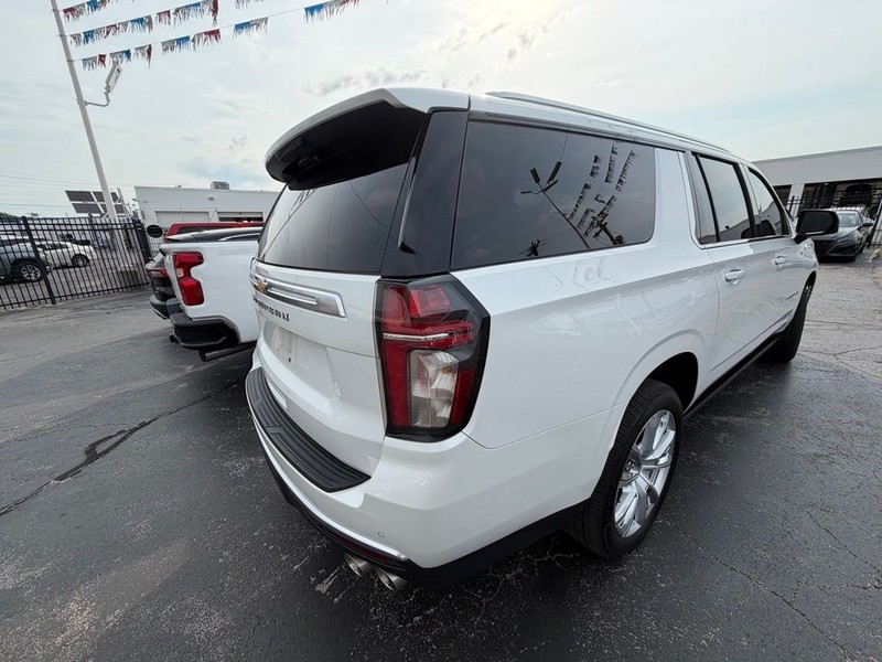 Chevrolet Suburban Vehicle Full-screen Gallery Image 6