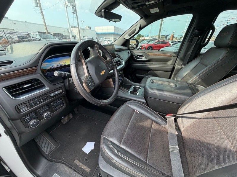 Chevrolet Suburban Vehicle Full-screen Gallery Image 7