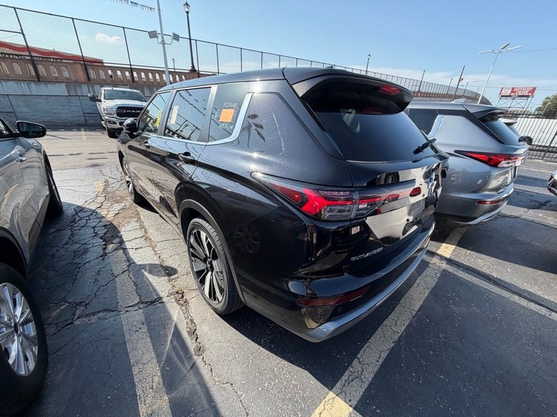 Mitsubishi Outlander Vehicle Full-screen Gallery Image 4