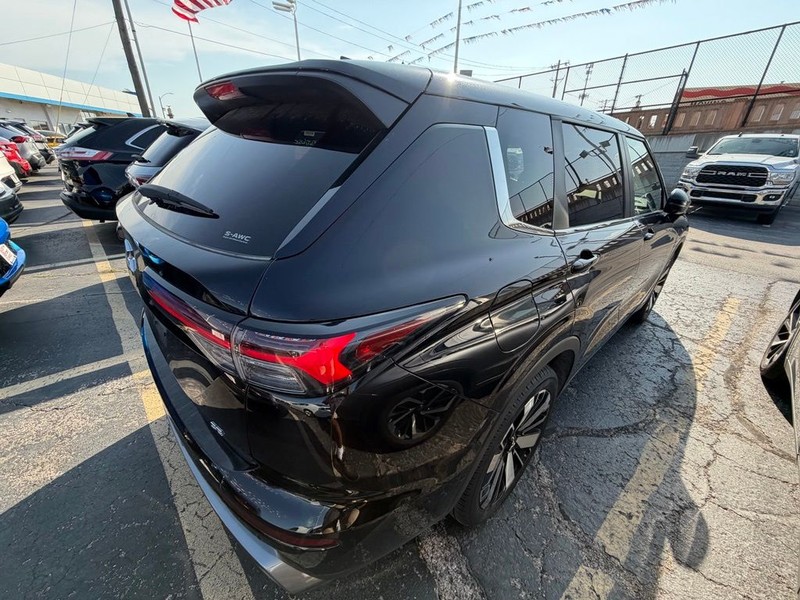 Mitsubishi Outlander Vehicle Full-screen Gallery Image 6