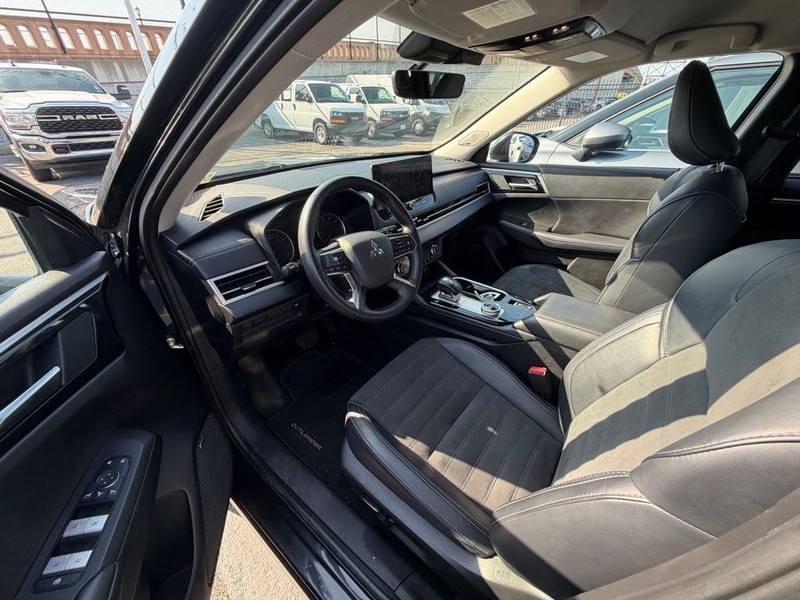 Mitsubishi Outlander Vehicle Full-screen Gallery Image 7