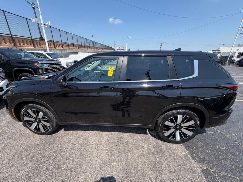 Mitsubishi Outlander Vehicle Full-screen Gallery Image 10