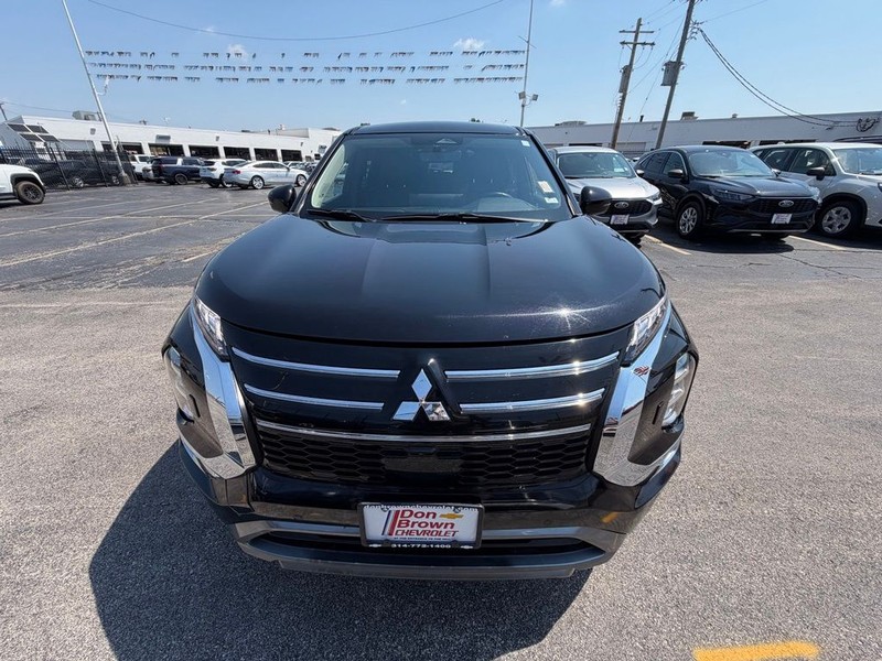 Mitsubishi Outlander Vehicle Full-screen Gallery Image 11