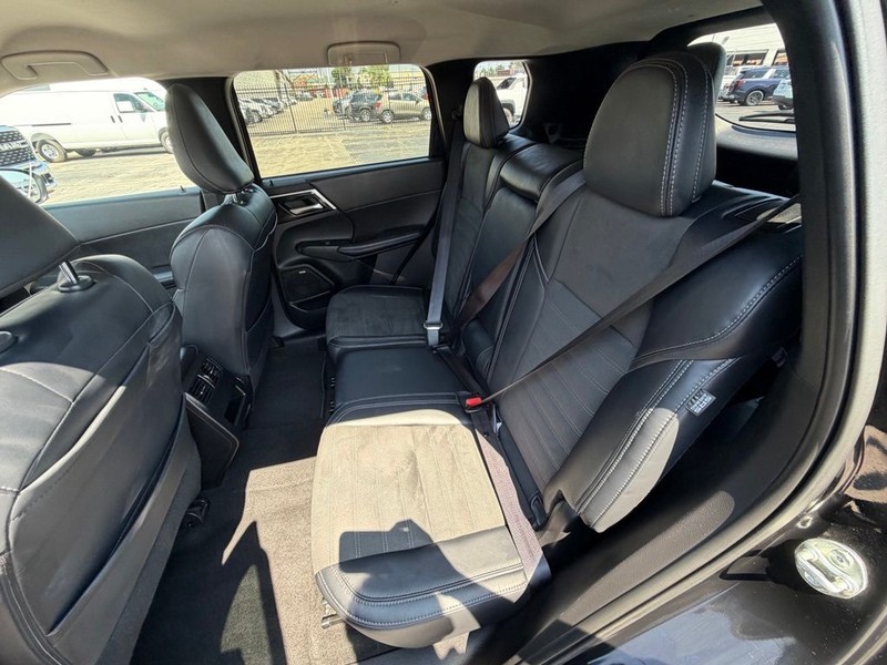 Mitsubishi Outlander Vehicle Full-screen Gallery Image 18