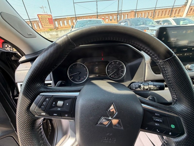 Mitsubishi Outlander Vehicle Full-screen Gallery Image 21