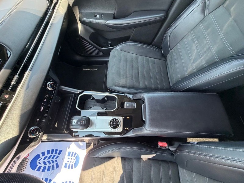 Mitsubishi Outlander Vehicle Full-screen Gallery Image 22