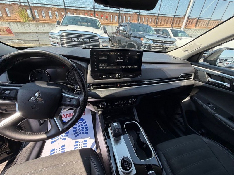 Mitsubishi Outlander Vehicle Full-screen Gallery Image 23