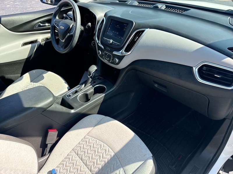 Chevrolet Equinox Vehicle Full-screen Gallery Image 12