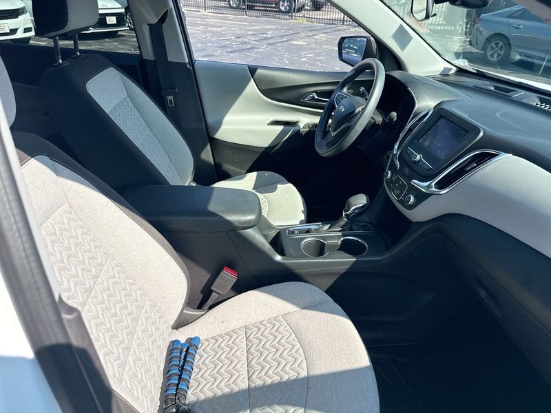 Chevrolet Equinox Vehicle Full-screen Gallery Image 17