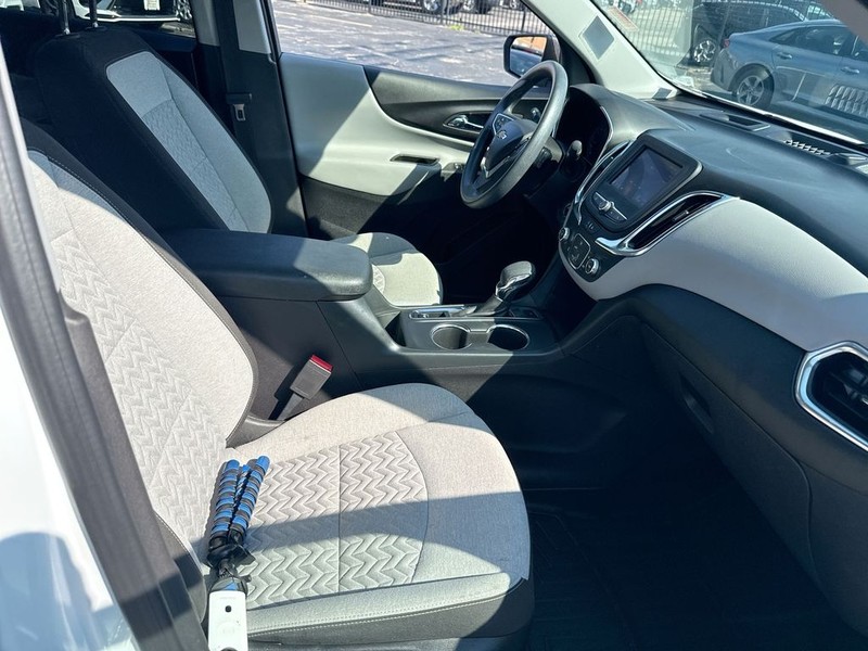 Chevrolet Equinox Vehicle Full-screen Gallery Image 34