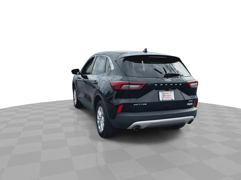 Ford Escape Vehicle Full-screen Gallery Image 11