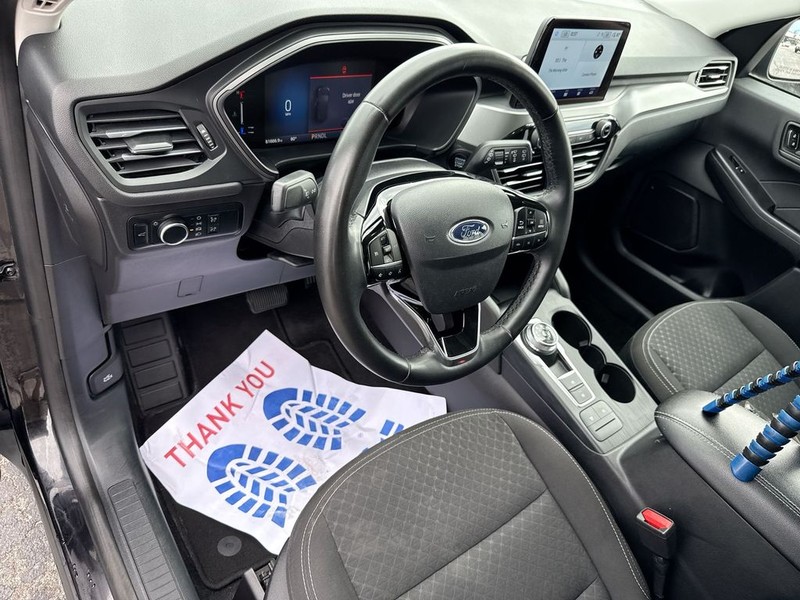 Ford Escape Vehicle Full-screen Gallery Image 17