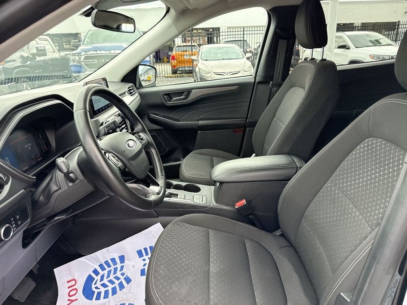 Ford Escape Vehicle Full-screen Gallery Image 27