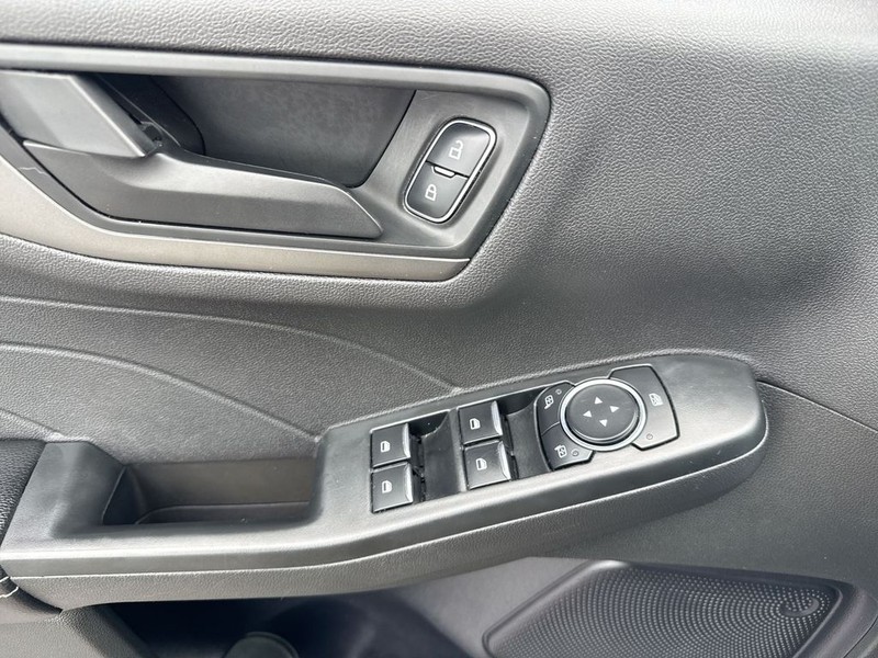 Ford Escape Vehicle Full-screen Gallery Image 29