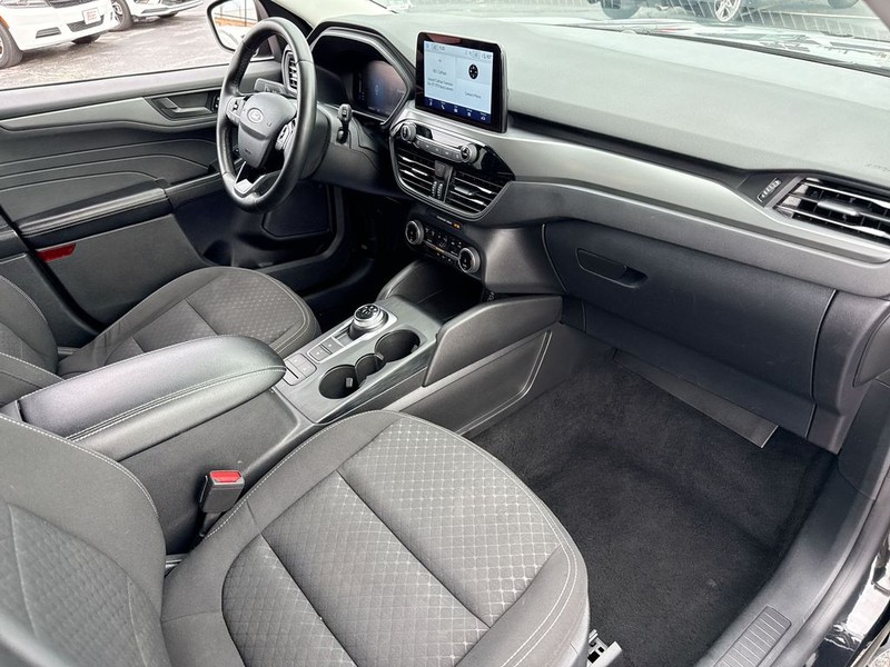 Ford Escape Vehicle Full-screen Gallery Image 34
