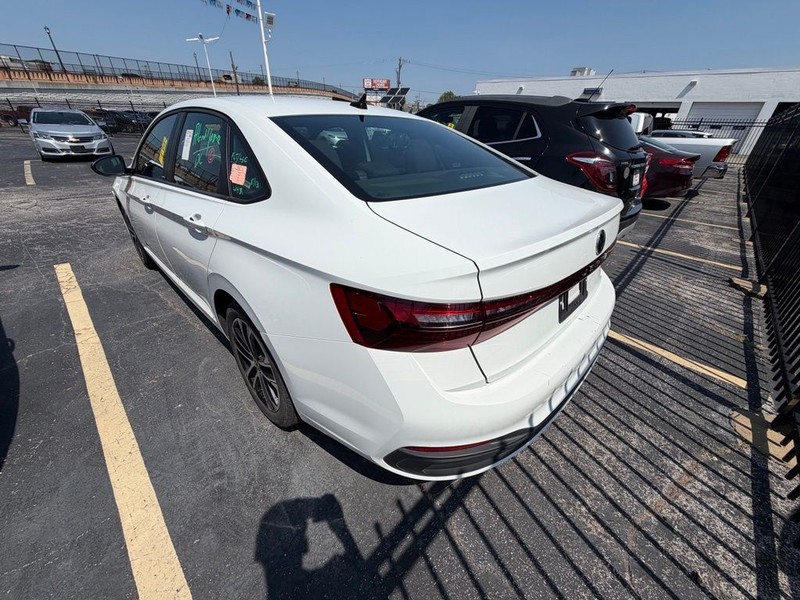 Volkswagen Jetta Vehicle Full-screen Gallery Image 4