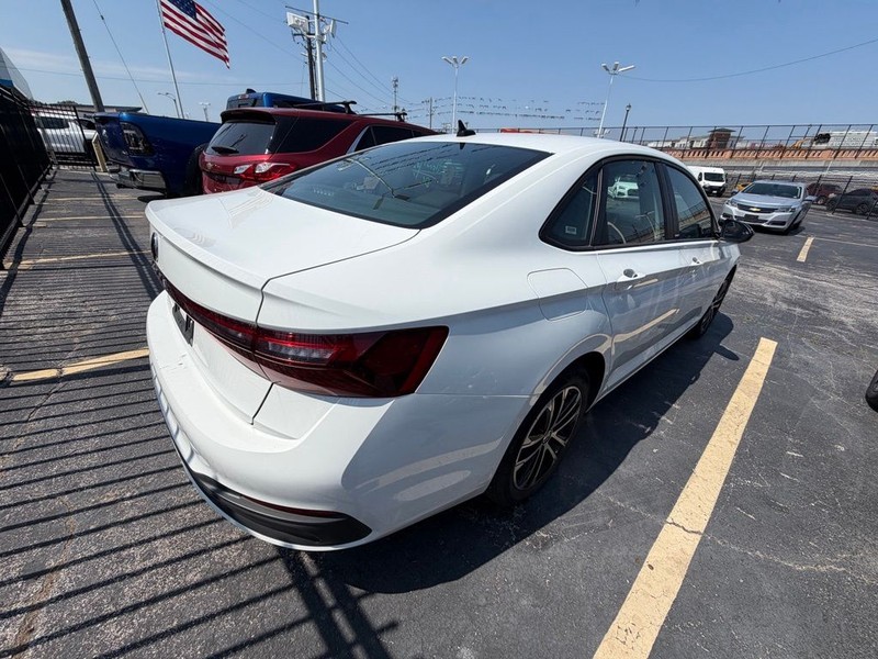 Volkswagen Jetta Vehicle Full-screen Gallery Image 6