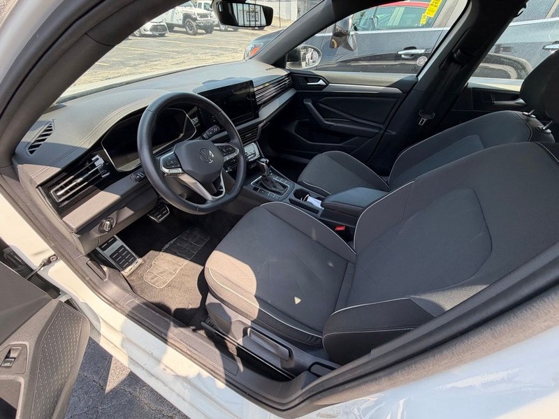 Volkswagen Jetta Vehicle Full-screen Gallery Image 7