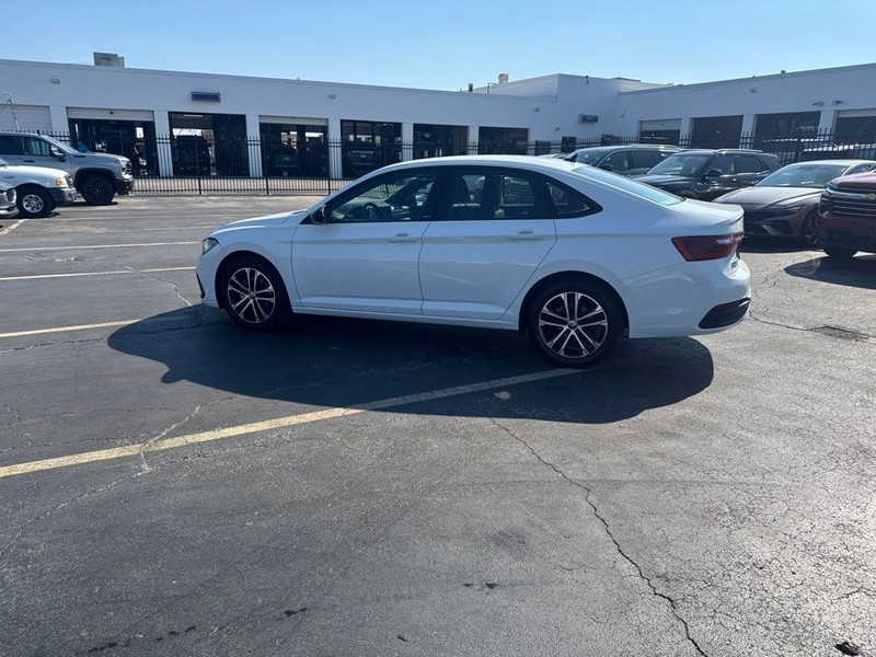 Volkswagen Jetta Vehicle Full-screen Gallery Image 13