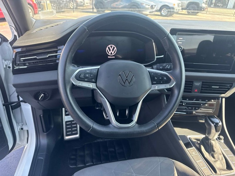 Volkswagen Jetta Vehicle Full-screen Gallery Image 14
