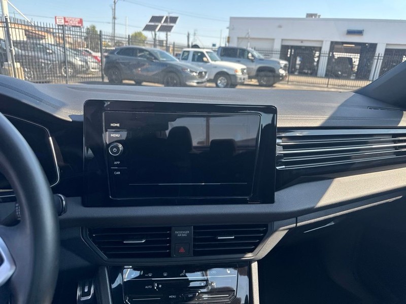 Volkswagen Jetta Vehicle Full-screen Gallery Image 18