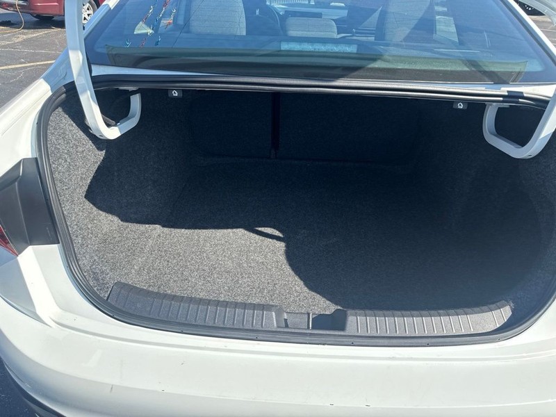 Volkswagen Jetta Vehicle Full-screen Gallery Image 21