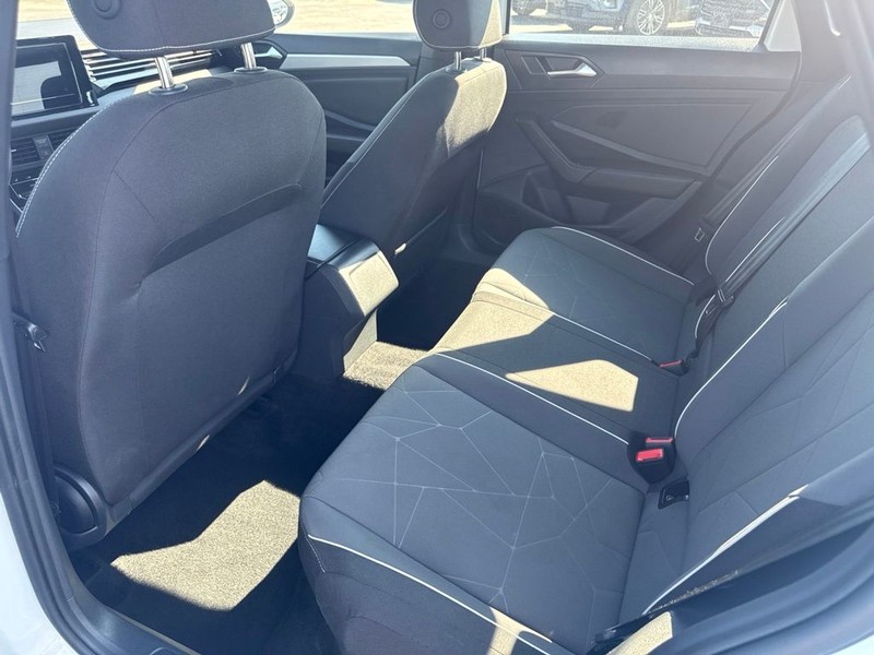 Volkswagen Jetta Vehicle Full-screen Gallery Image 22