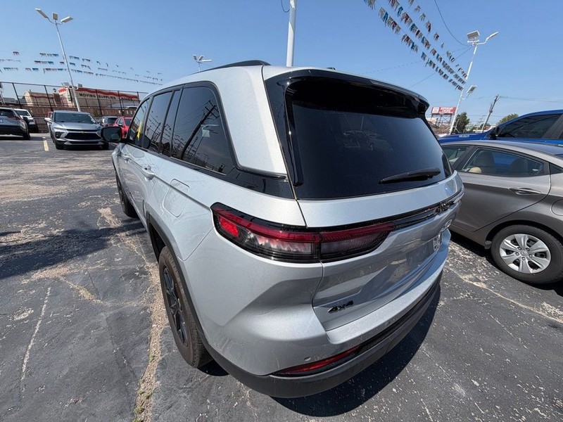Jeep Grand Cherokee Vehicle Full-screen Gallery Image 4