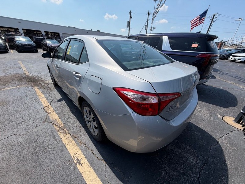 Toyota Corolla Vehicle Full-screen Gallery Image 4