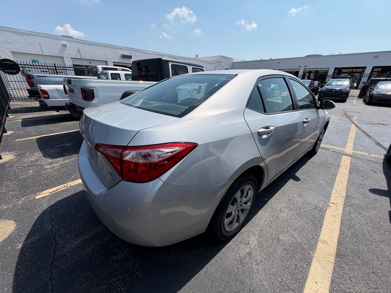 Toyota Corolla Vehicle Full-screen Gallery Image 6