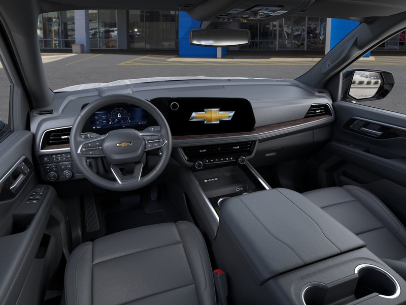 Chevrolet Suburban Vehicle Full-screen Gallery Image 15