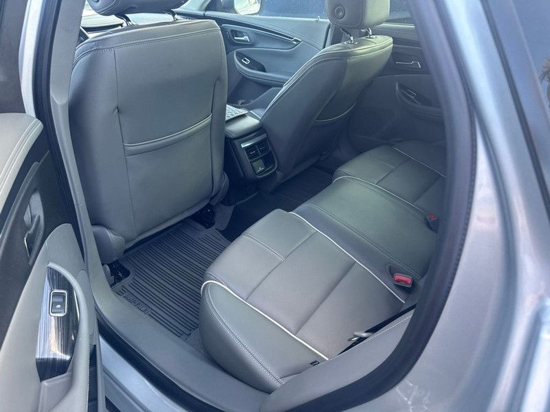 Chevrolet Impala Vehicle Full-screen Gallery Image 10