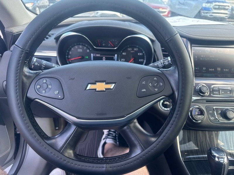 Chevrolet Impala Vehicle Full-screen Gallery Image 13