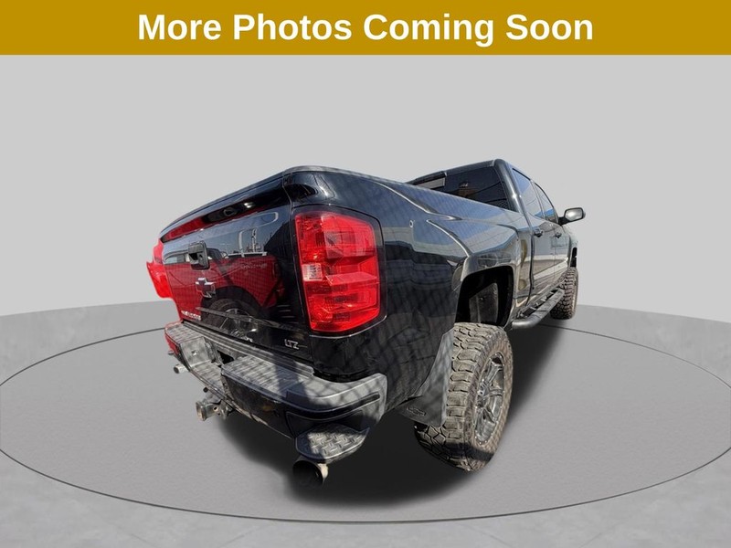 Chevrolet Silverado 2500HD Vehicle Full-screen Gallery Image 8