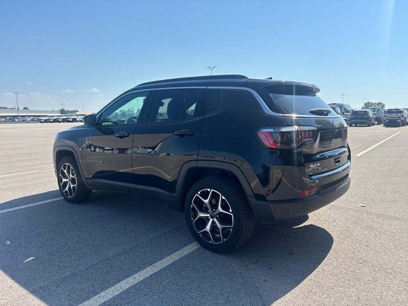 Jeep Compass Vehicle Full-screen Gallery Image 4